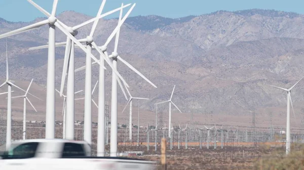 Rüzgar santralleri, rüzgar jeneratörleri. Çöl rüzgâr çiftliği, ABD.
