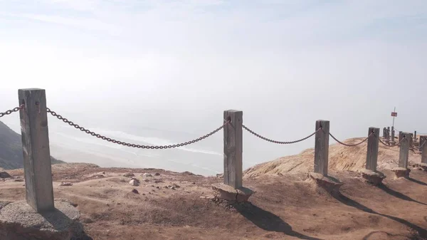 Brant klippa, sten eller bluff, Kaliforniens kusterosion. Torrey Pines park med utsikt — Stockfoto