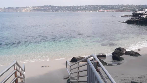 海滩通道，通往海洋的楼梯，拉乔拉湾，加利福尼亚海岸，美国度假 — 图库照片