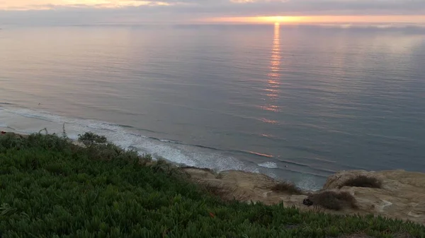 劇的な夕日、空と雲。トーリー・パインズカリフォルニア海岸海の水 — ストック写真