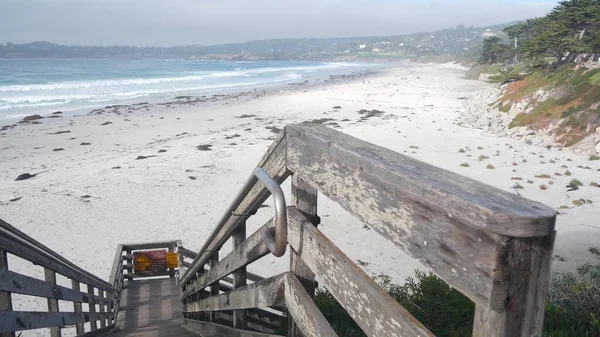 Plage de sable de l'océan, côte californienne, vague d'eau de mer s'écrasant. Escaliers ou escaliers — Photo