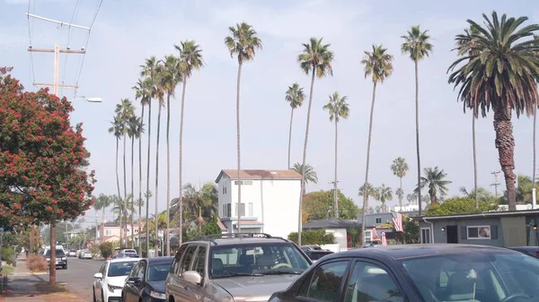 Distrito residencial, calle suburbana de California. Coches y palmeras en la ciudad. — Foto de Stock