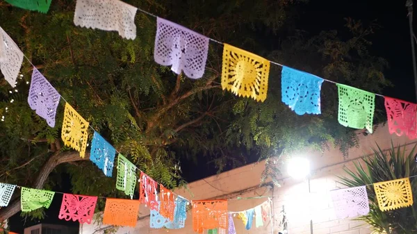 Papel picado seppele, paperikudos rei 'itetty lippuja. Meksikolainen osapuoli tai fiesta. — kuvapankkivalokuva