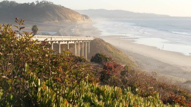 Pasifik kıyısı karayolu köprüsü, Torrey Pines plaj günbatımı, California yol gezisi