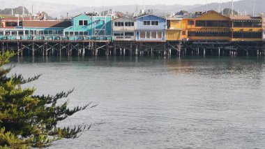 Renkli ahşap evler kazık ya da sütun, Eski Balıkçılar İskelesi, Monterey Körfezi.