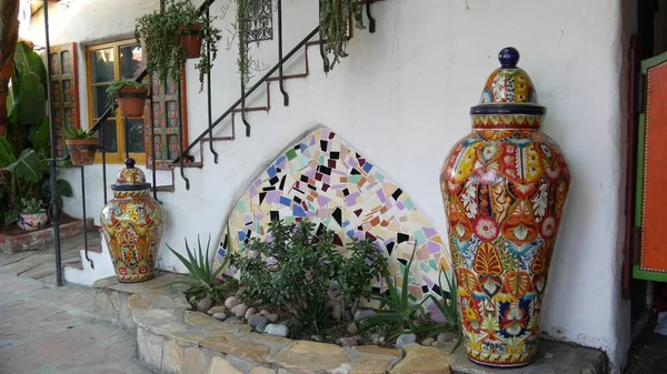 Mexikanischer Garten, Treppen und Sukkulenten, Blumentöpfe. Latino-Terrasse oder Terrasse — Stockfoto