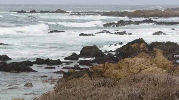 Côte océanique escarpée rocheuse, vagues d'eau de mer s'écrasant sur les rochers, Monterey Californie — Photo