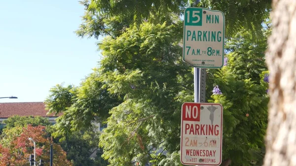 Πράσινο πάρκινγκ και κόκκινο δεν πινακίδα στάθμευσης στο δρόμο της πόλης στην Καλιφόρνια, ΗΠΑ. — Φωτογραφία Αρχείου