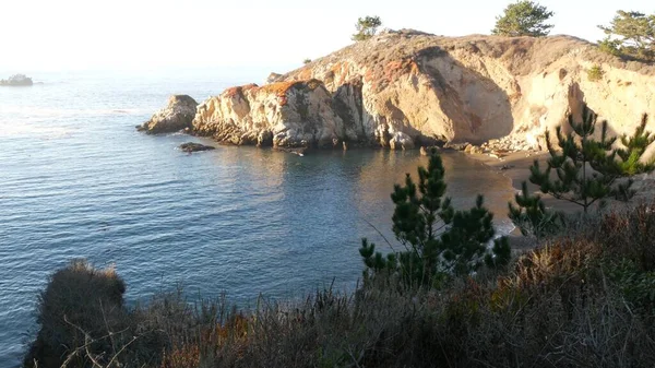 Roca de acantilado, playa del océano, Point Lobos, costa de California. Olas estrellándose. — Foto de Stock