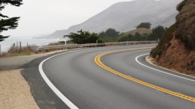 Pasifik kıyısı otoyolu 1, Cabrillo yolu okyanus boyunca, sisli Kaliforniya Big Sur ABD
