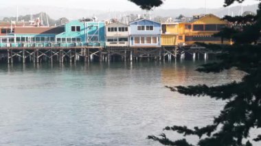 Renkli ahşap evler kazık ya da sütun, Eski Balıkçılar İskelesi, Monterey Körfezi.
