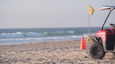 Cankurtaran kırmızı kamyonet, kumda can kurtaran arabası, California Okyanus Sahili, ABD.