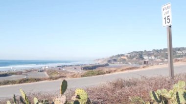 Pasifik kıyısı karayolu, Torrey Pines eyalet plajı, okyanus dalgaları, Kaliforniya kıyıları.