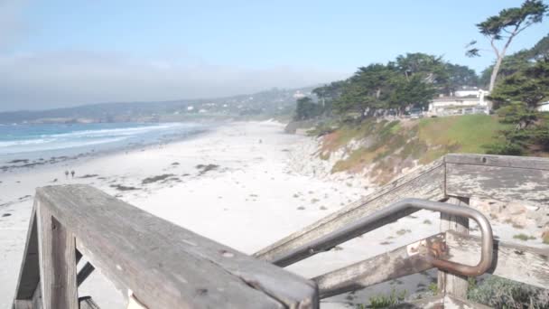 Playa de arena del océano, costa de California, olas de agua de mar rompiendo. Escaleras o escaleras — Vídeos de Stock