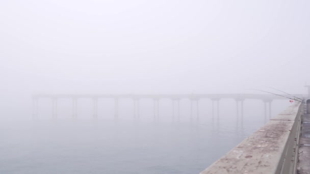 Tahta Okyanus Sahili İskelesi sisli, sisli sakin sahil yürüyüşü sisli, Kaliforniya kıyılarında. — Stok video