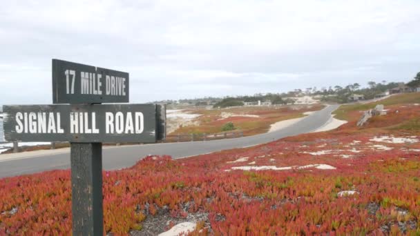 Scenic 17-mijl rijden verkeersbord, Monterey Californië. Roadtrip langs de oceaankust. — Stockvideo