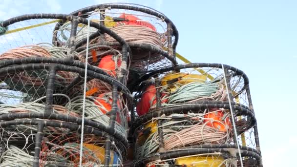 Armadilhas, cordas e gaiolas, indústria da pesca nos EUA. Panelas, crivos para peixes. Pesca. — Vídeo de Stock