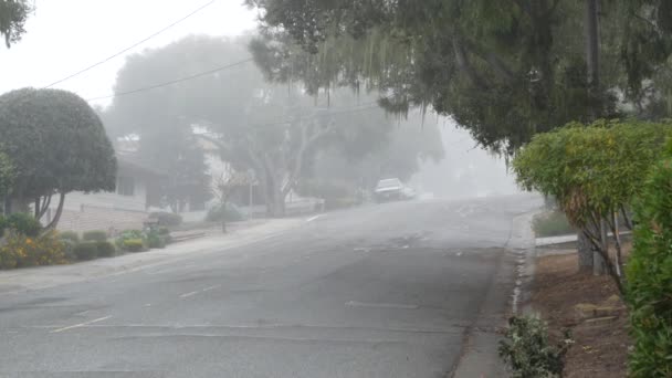 Suburban rua bairro residencial, nevoeiro nebuloso tempo chuvoso estrada, Califórnia — Vídeo de Stock