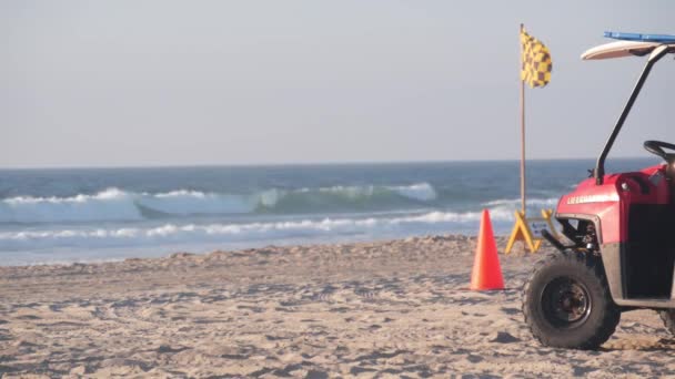 Salvavidas camioneta roja, salvavidas automático en la arena, California playa del océano EE.UU.. — Vídeos de Stock