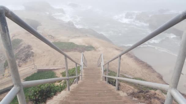 Nebelige Meereslandschaft, Wellenkrach am Meeresstrand, Treppen im Dunst, nebliges Wetter — Stockvideo