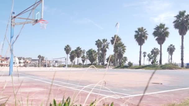 Γήπεδο μπάσκετ με στεφάνι, δίχτυ και ταμπλό για μπάσκετ στην παραλία. — Αρχείο Βίντεο