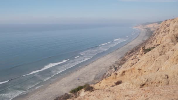 カリフォルニア海岸の浸食、急な崖の岩または崖。トーリー・パインズが見渡せる — ストック動画