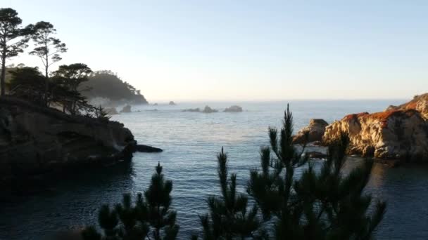 悬崖岩，海滩，洛沃斯角，加利福尼亚海岸。日落时的波浪. — 图库视频影像