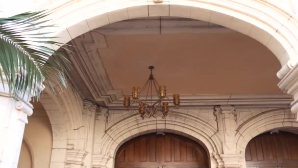 圣地亚哥巴尔博亚公园西班牙殖民复兴建筑、拱门和柱子 — 图库视频影像