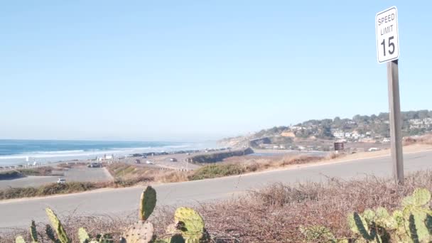 Pasifik kıyısı karayolu, Torrey Pines eyalet plajı, okyanus dalgaları, Kaliforniya kıyıları. — Stok video