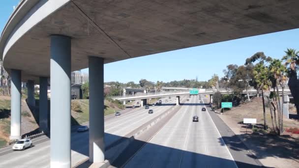 Snelwegknooppunt of kruispunt, brug over de snelweg. Crossroad USA — Stockvideo