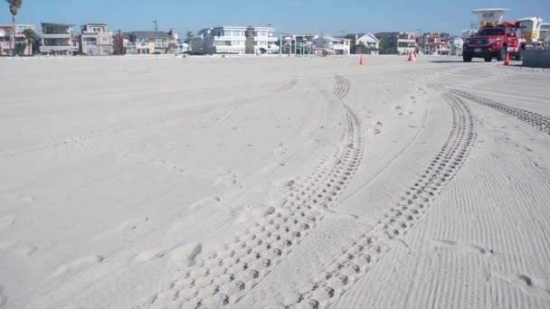 Samochód dostawczy ratowników i nadmorskie domy nad morzem, piaszczysta plaża w Kalifornii, USA. — Wideo stockowe