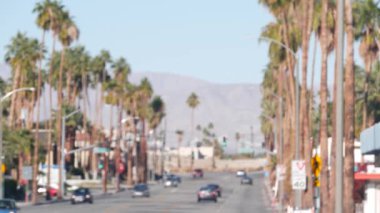 Palmiye ağaçları, Palm Springs caddesi, yol trafiği, Kaliforniya ABD. Araba sürüyor.