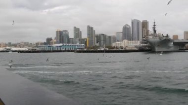 Şehir merkezi silueti, San Diego şehir merkezi, ABD. Limandaki yüksek gökdelenler.