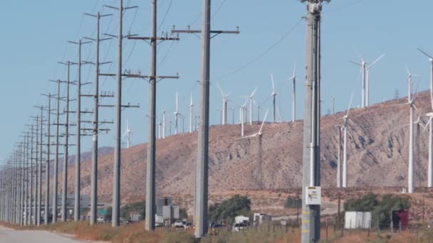 Moinhos de vento no parque eólico, geradores de energia eólica. Parque eólico do deserto, EUA. — Vídeo de Stock