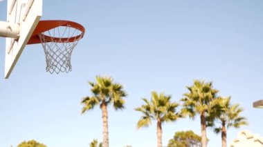 Basketbol sahası, turuncu halka, basket maçı için ağ ve sedye..