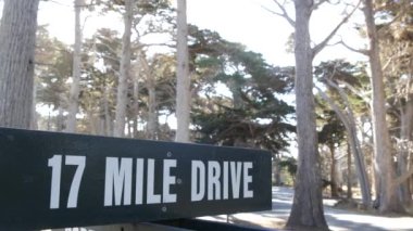 Sahne 17 mil sürüş tahtadan yol işareti, California. Kıyı turizmi gezisi.