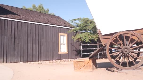 Trä täckt vagn på hjul, vilda västern pionjär ranch. Västra gård eller saloon. — Stockvideo