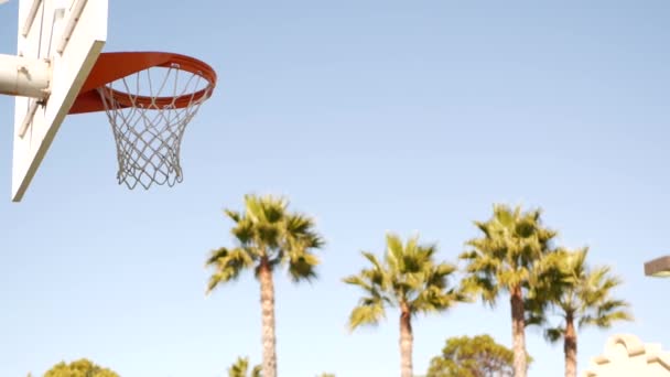 Kosárlabda pálya szabadban, narancs karika, háló és hátlap kosárlabda játék. — Stock videók