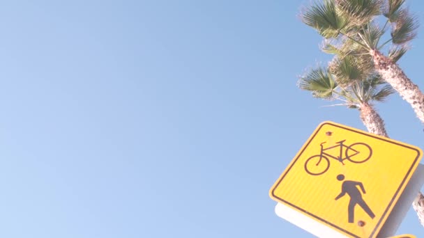 Pieszy rower przejeżdżający przez żółty znak drogowy, Kalifornia USA. Ped i boks rowerowy. — Wideo stockowe
