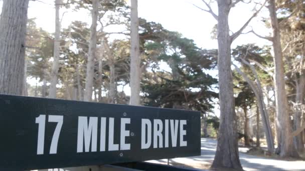 Señal de carretera de madera escénica de 17 millas en coche, California. Viaje por carretera turístico costero. — Vídeo de stock