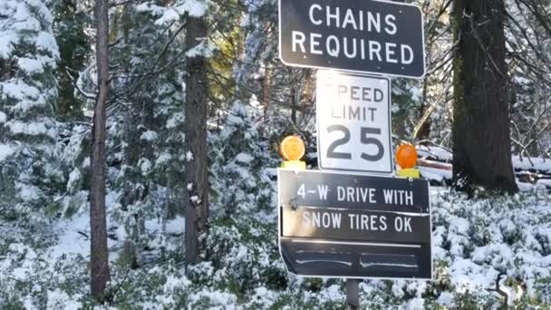 사슬이나 눈 타이어에는 도로 표지판 이 필요하였는데, 미국 캘리포니아주 요세미티의 겨울 숲이었다. — 비디오