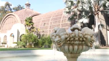 Bahçede botanik kubbesi, çimenler ve çeşme. San Diego Balboa Parkı