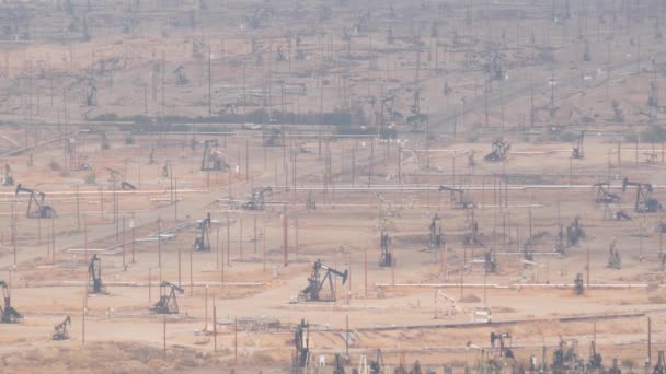 Pump jacks sul giacimento petrolifero, USA. Impianti di perforazione per l'estrazione di fossili grezzi su pozzi petroliferi — Video Stock