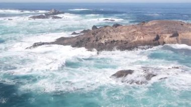 Kayalık uçurum, okyanus plajı, Point Lobos, California sahili. Dalgalar çarpıyor.