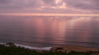 Dramatik günbatımı, gökyüzü ve bulutlar. Torrey Pines, Kaliforniya kıyısı, okyanus suyu