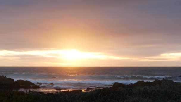 Rotsachtige oceaan kust, zee golven, Monterey strand, Californië, dramatische zonsondergang hemel. — Stockvideo