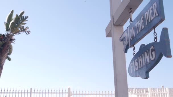 Angeln Auf Einem Hölzernen Blauen Schild Kalifornischen Meeresstrand Usa Erholungsgebiet — Stockvideo