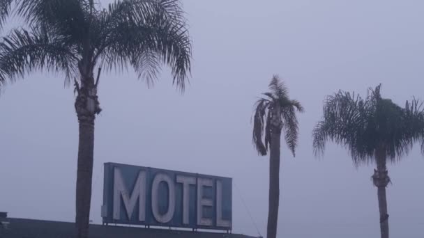 Ретро Неоновый Знак Отеля Дороге Туманная Туманная Погода Калифорнии Сша — стоковое видео