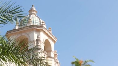 İspanya 'nın yeniden canlandırma mimarisi Balboa Park, San Diego, Kaliforniya' da. Klasik barok ya da rokoko romantizm tarzında tarihi bir bina. Casa ya da eski kale süslemeleri, sıva dekoru, antika sanat..