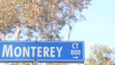 Monterey yol tabelası, California caddesi kavşağı, ABD. Turizm merkezi, tarihi başkent. Sahil seyahatleri için sahil seyahatleri. 17 mil yol, Bay Akvaryumu ve Cannery Row şehri..